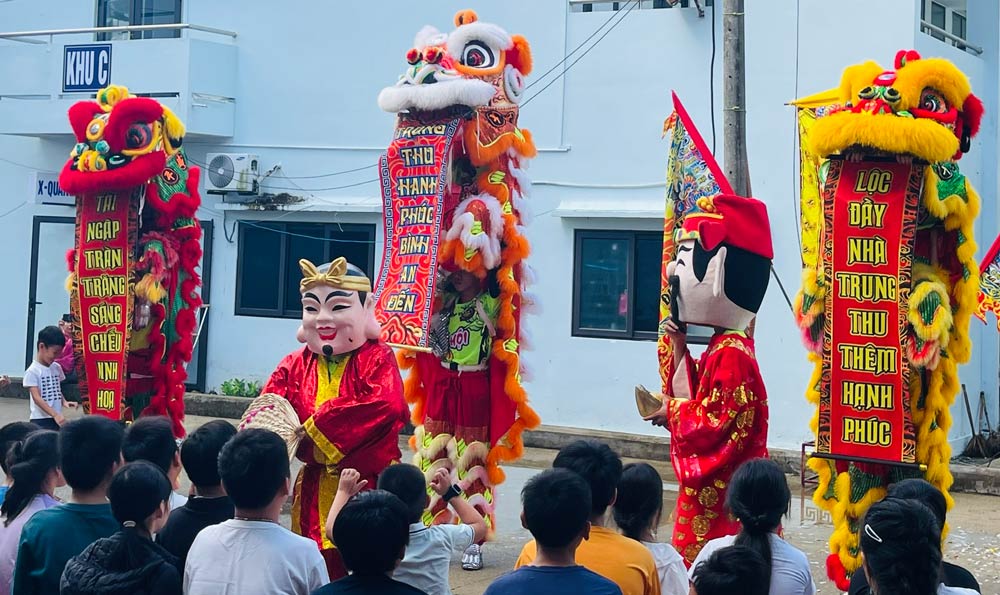 Que Son Commune Trade Union, Da Nang organizes Mid-Autumn Festival celebration, giving gifts to children of union members in difficult circumstances. Photo: Que Son Trade Union