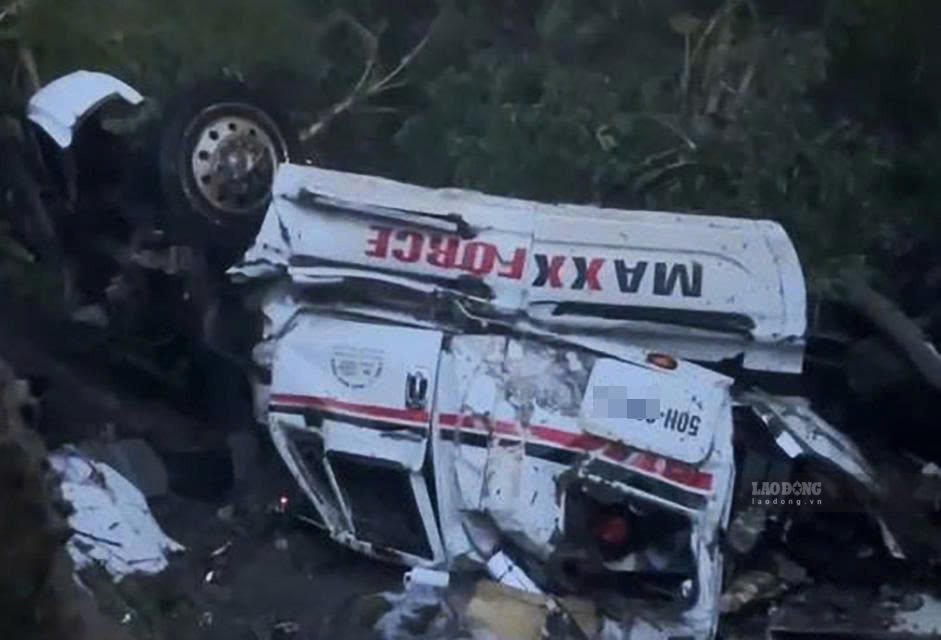 Scene of the accident where a trailer truck carrying durian plunged into a ravine on Song Pha pass, passing through Khanh Hoa province on the afternoon of September 21. Photo: Khanh Hoa Police