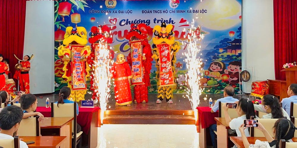 Dai Loc Commune Trade Union, Da Nang presents 112 gifts to children in difficult circumstances on the occasion of the Mid-Autumn Festival. Photo: Dai Loc Trade Union