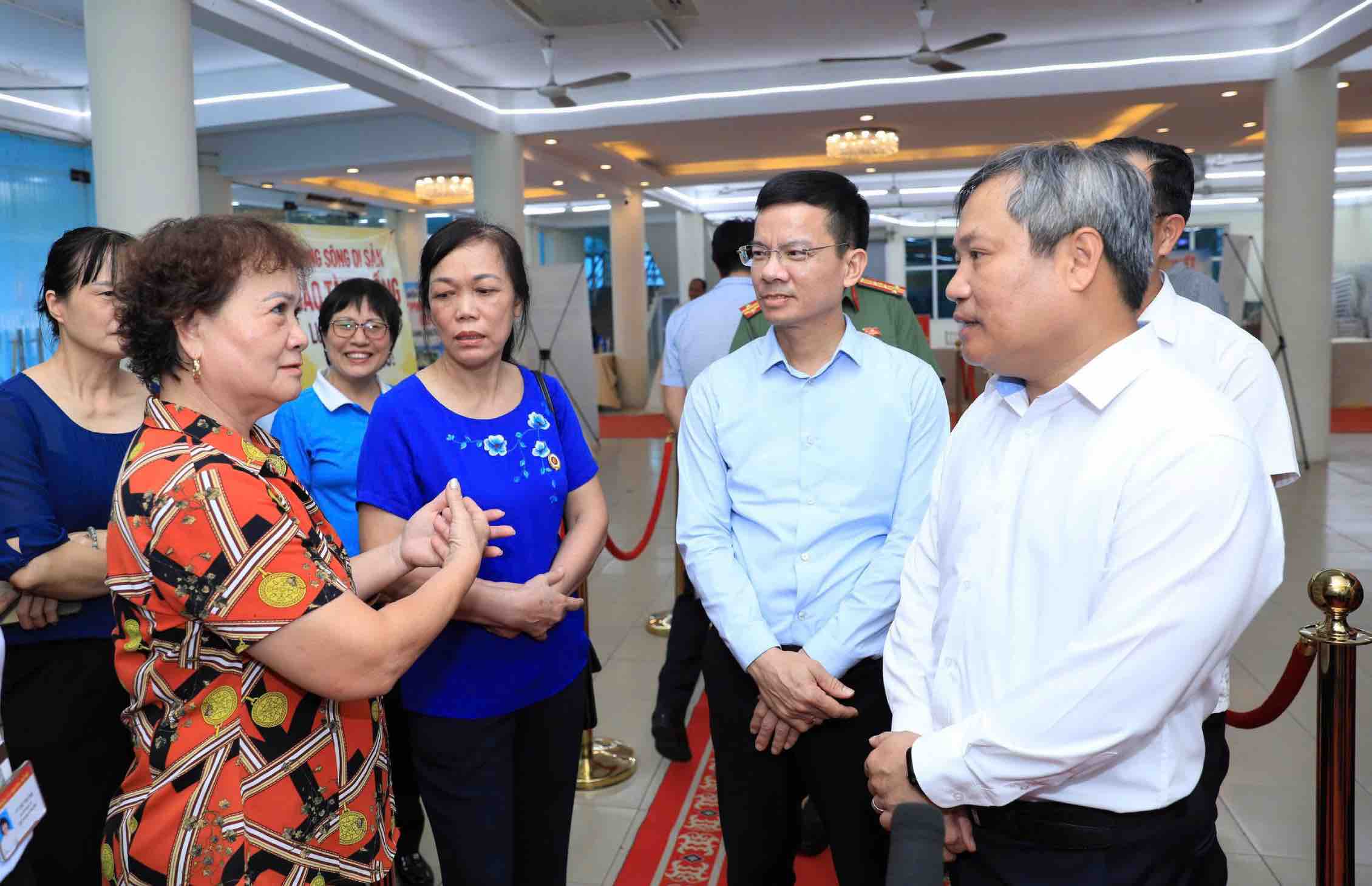 Chairman of the City People's Committee Vu Dai Thang inspects the actual organization of collecting community opinions on the Red River planning in Bo De ward. Photo: Viet Thanh