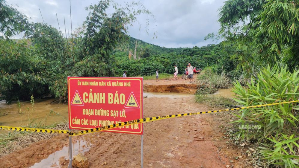 Mưa lớn kéo dài, nước dâng cao, cuốn trôi 1 cây cầu dân sinh, đến chiều ngày 21.9, có 75 hộ dân trên địa bàn vẫn chưa thể đi lại qua suối. Ảnh: Lại Tuyến