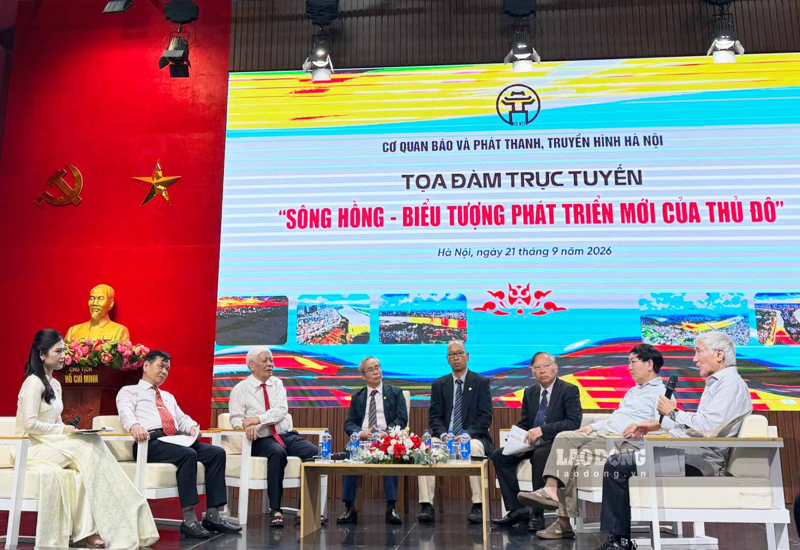 Guests attending the seminar "Red River - New Symbol of Development of the Capital". Photo: Hoai Anh