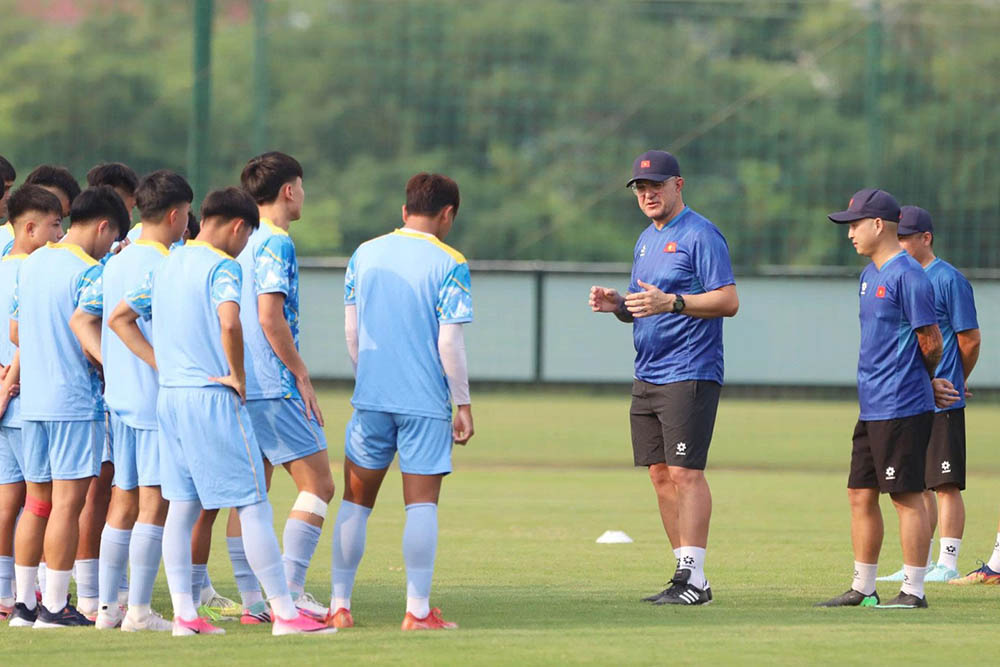 Coach Cristiano Roland continues to review the U17 Vietnam force before the 2026 U17 World Cup. Photo: VFF