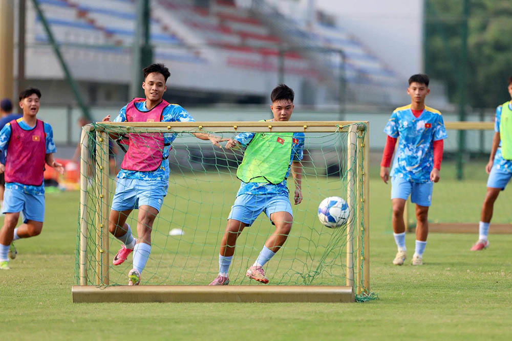Các cầu thủ U17 Việt Nam tích cực tập luyện. Ảnh: VFF