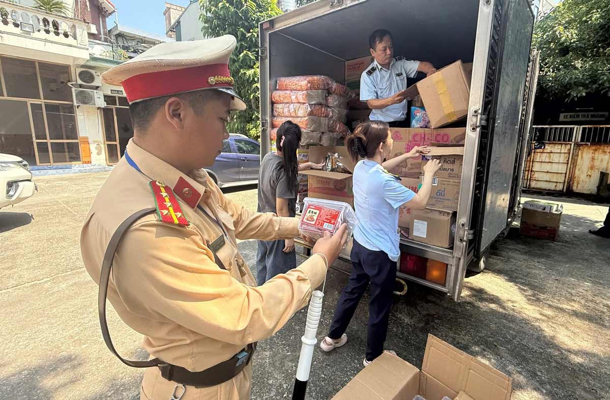 Functional forces inspect the food on the truck. Photo: Quang Ninh Police