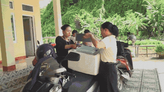 Teachers of Lam Hoa Kindergarten overcome long and difficult roads, bringing meals to children in mountainous areas. Photo: Thanh Trung recorded in September