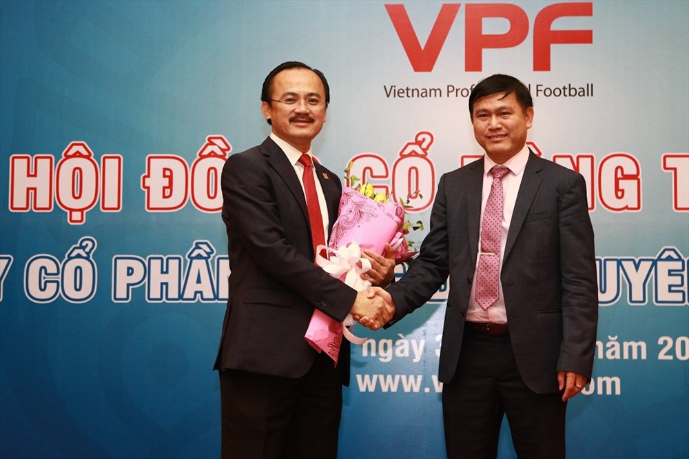 Boss Vo Quoc Thang (left) left many marks in 2 decades of dedication to Vietnamese football. Photo: VPF