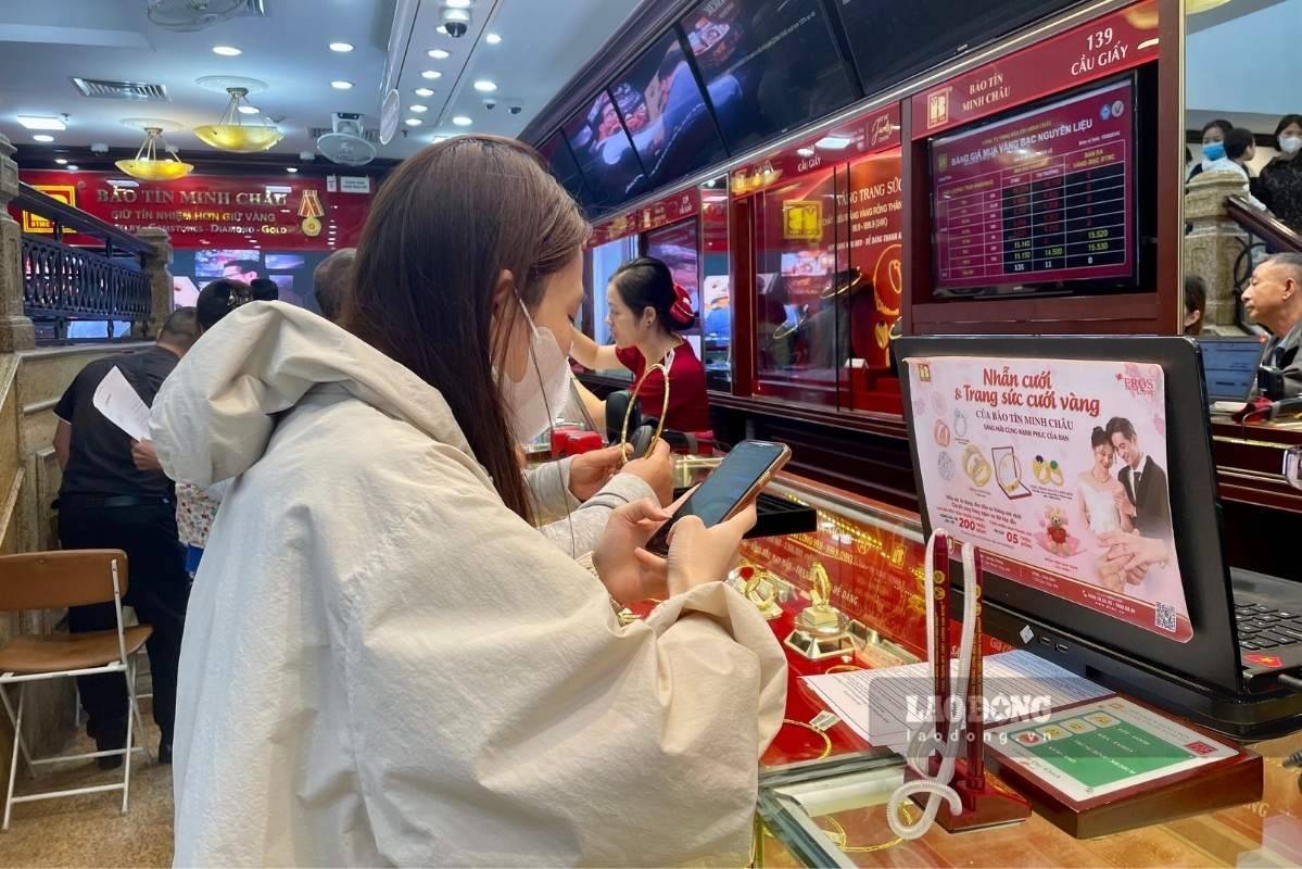 Gen Z seeks to allocate the first 100 million VND accumulation. Illustrative photo: Bao Anh