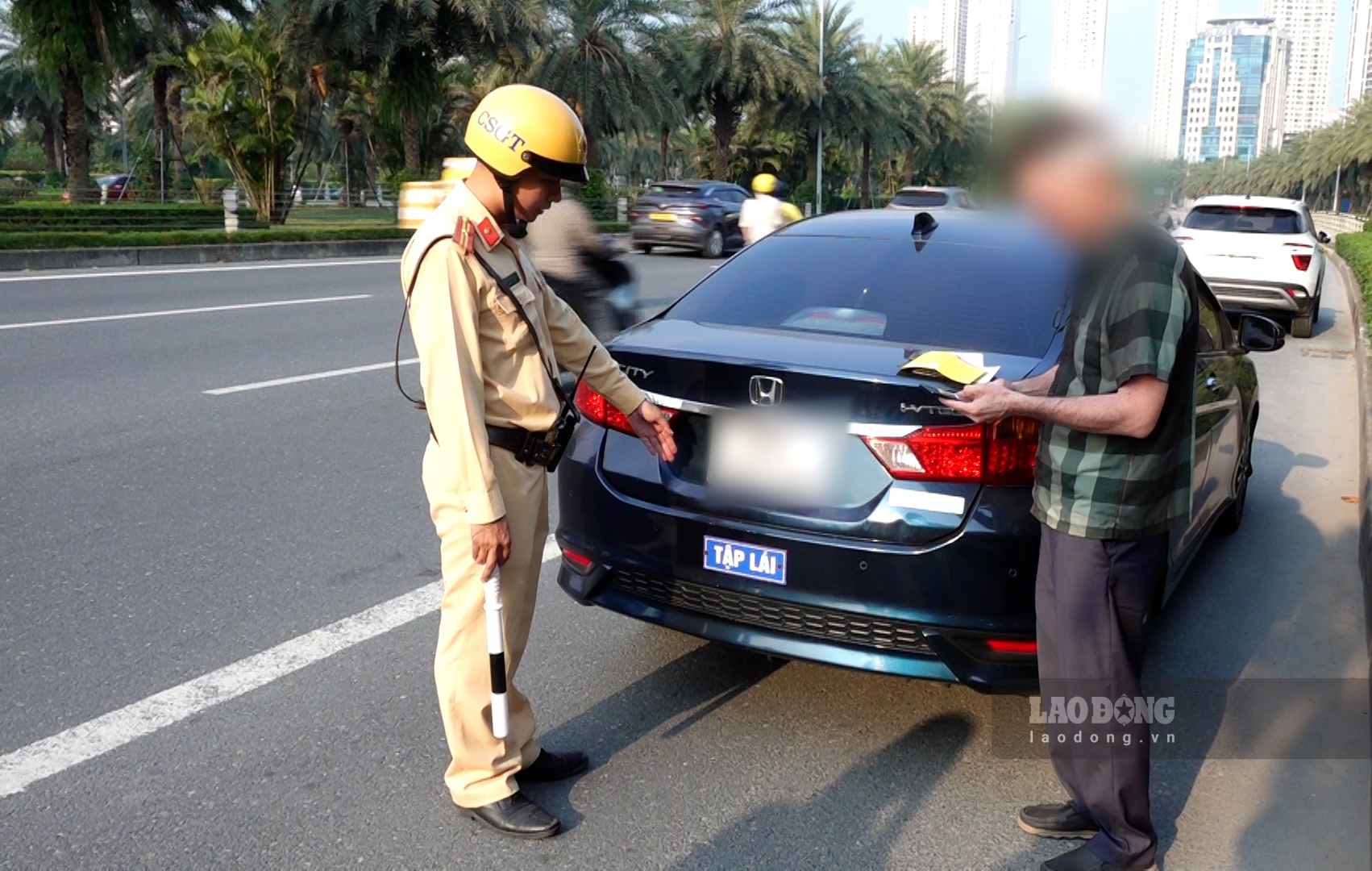 Driving training vehicles on the road, Hanoi traffic police increase inspection and handling of violations