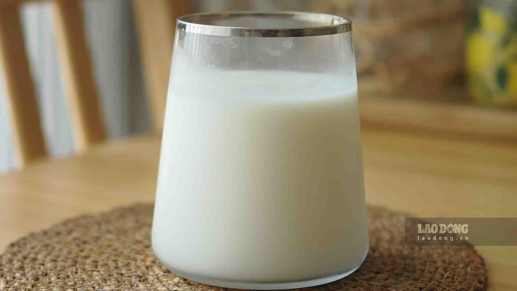 Milk is a familiar source of calcium, suitable for breakfast for 40-year-olds. Photo: Ha My