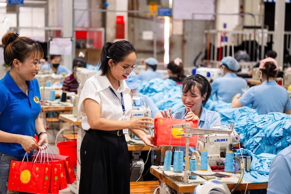 Mid-Autumn gifts are given by the Trade Union of Hue Textile and Garment Joint Stock Company in coordination with professional departments to employees at workplaces. Photo: Trade Union of the Company provided