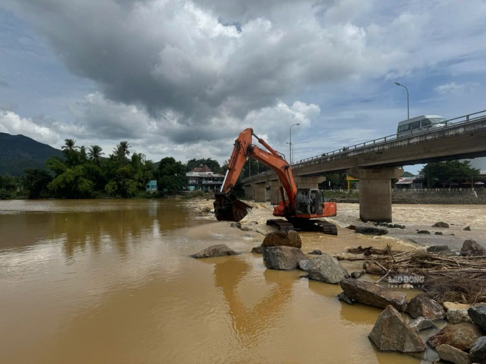 Functional agencies are urgently dismantling the temporary dam to prevent salinity on the Cai Nha Trang River. Photo: Huu Long (taken in September 2026)