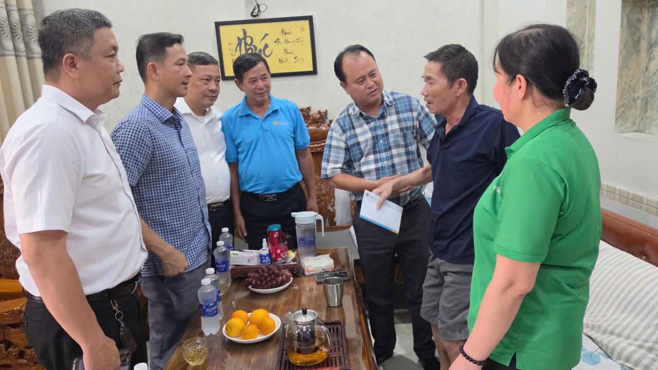 The delegation visited and presented gifts to the worker, Mr. Le Ba Kieu - staff of Tan Son Nhat branch parking service center. Photo: Trade Union of the Company provided.