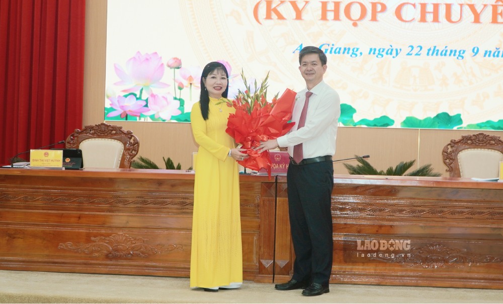 Bí thư Tỉnh ủy An Giang Lê Quang Tùng tặng hoa chúc mừng bà Trần Thị Thanh Hương. Ảnh: Nguyên Anh