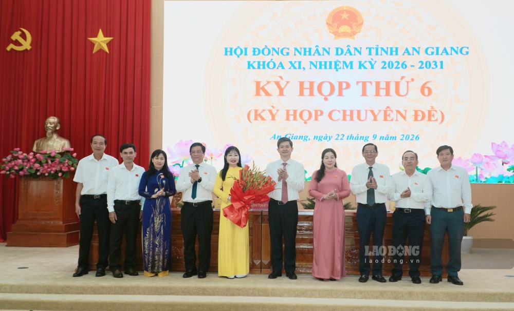 Các vị đại biểu chúc mừng bà Trần Thị Thanh Hương, Chủ tịch HĐND tỉnh An Giang. Ảnh: Nguyên Anh