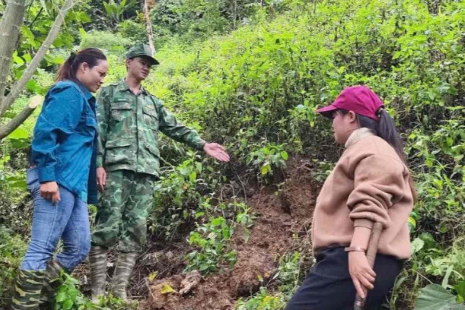 La montaña Pơrlai, comuna fronteriza de Hùng Sơn, Đà Nẵng, muestra muchas grietas en la tarde del 21 de septiembre. Foto: Puesto fronterizo de Ga Ry