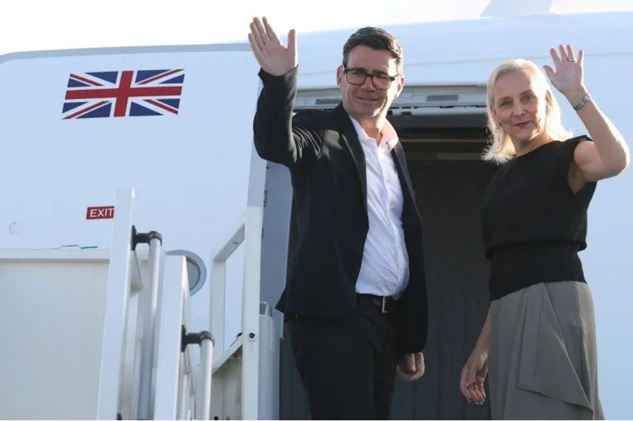 British Prime Minister Andy Burnham boarded a plane to New York to attend the United Nations General Assembly session on September 21, confirming plans to provide military support to Saudi Arabia. Photo: AFP