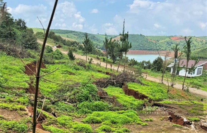 Landslides and soil cracks are diễn biến phức tạp at Dak Long Thuong reservoir. Photo: Phuc Khanh