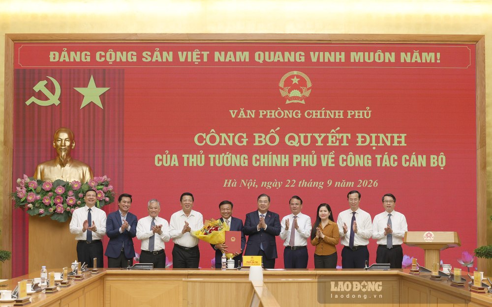 Le membre du Bureau politique, vice-Premier ministre permanent du gouvernement Phạm Gia Túc et les dirigeants du Bureau du gouvernement ainsi que les délégués félicitent le vice-ministre de la Construction Nguyễn Danh Huy pour sa mutation et sa nomination au poste de vice-ministre du Bureau du gouvernement. Photo: Phạm Đông
