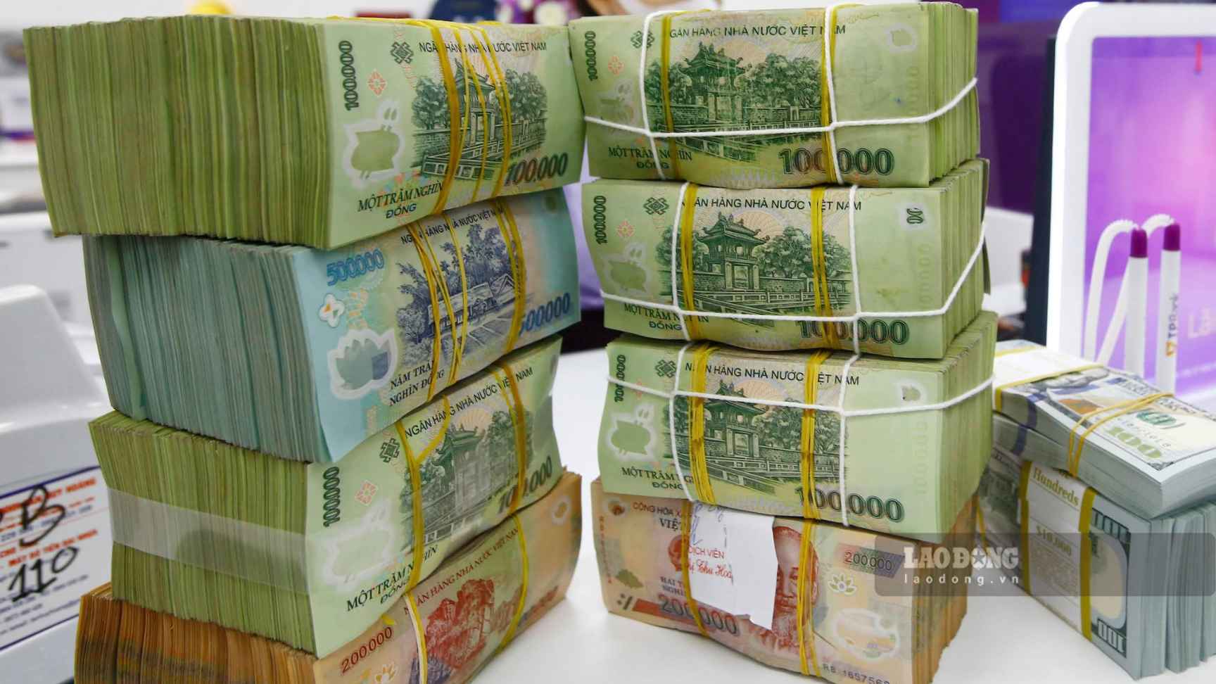 6-month term savings interest rate is 9.2%/year when customers deposit money for the first time and enjoy incentives. Photo: Hai Nguyen
