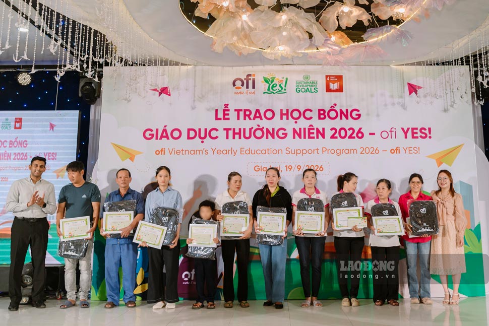 Lãnh đạo Chi nhánh Công ty TNHH Olam Việt Nam tại Quy Nhơn trao học bổng cho con của người lao động (chụp ngày 19.9). Ảnh: Phúc Trầm