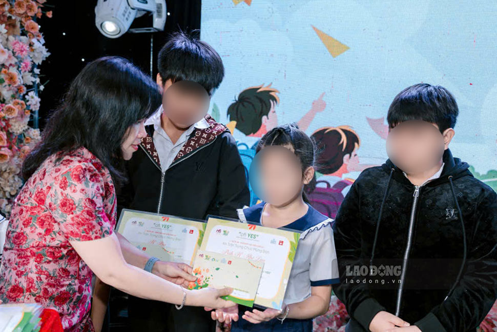 Ms. Nguyen Thi Anh Xuan - Chairwoman of Pleiku Ward Trade Union - awarded the "Ofi YES" scholarship to children of union members and workers on September 21. Photo: Huy Trang