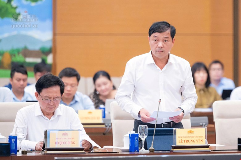 Deputy Minister of Agriculture and Environment Le Trong Yen presents the Submission on the draft Law amending and supplementing a number of articles of the Law on Environmental Protection. Photo: Quochoi. vn