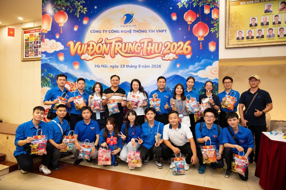 Trade union officials of VNPT Information Technology Company organize Mid-Autumn Festival for children of officials and employees. Photo: VNPT-IT Trade Union