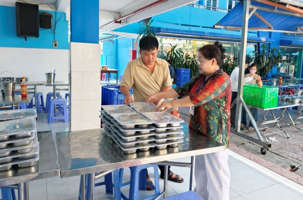 Parents of Phu Dinh Secondary School students come to school to check the quality of semi-boarding meals on September 17. Photo: Phu Dinh Secondary School