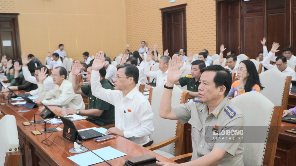 Les délégués du Conseil populaire provincial d'An Giang ont voté pour approuver la soumission du projet de résolution "Unifier la politique de création de quartiers relevant de la province d'An Giang". Photo: Nguyên Anh