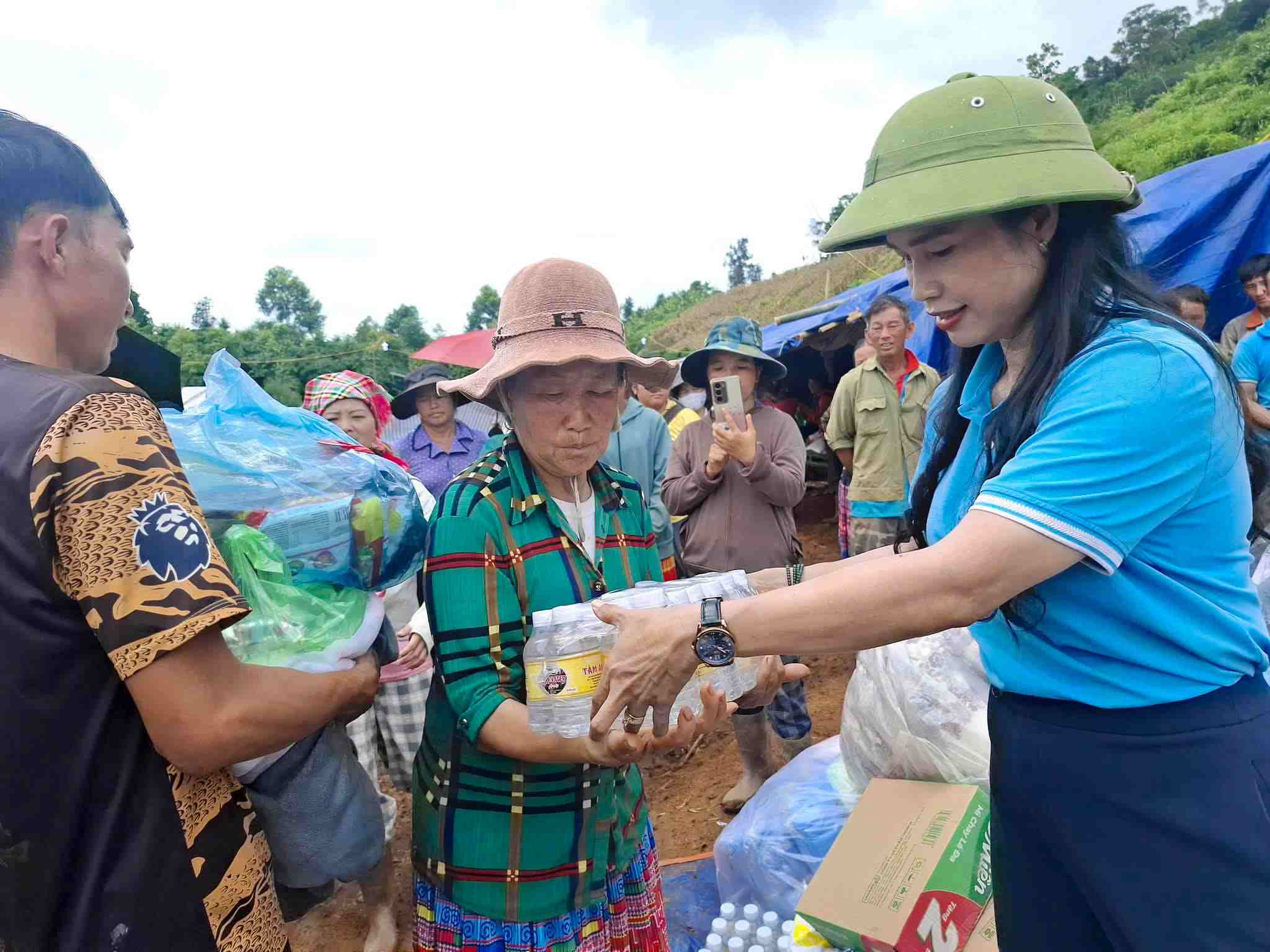 Ms. H'Vi Êban - Vice Chairwoman of the Provincial Vietnam Fatherland Front Committee, Chairwoman of the Lam Dong Provincial Women's Union - presents gifts to support people in Dak Snao village. Photo: Nhat Quynh