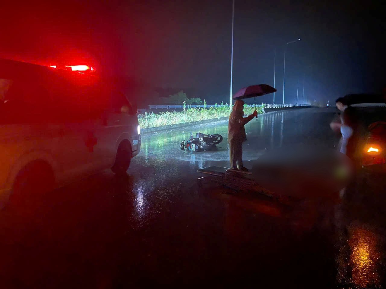 The scene of the accident that killed 1 person and injured 1 person on the North Tan Uyen - Phu Giao - Bau Bang highway. Photo: Reader provided