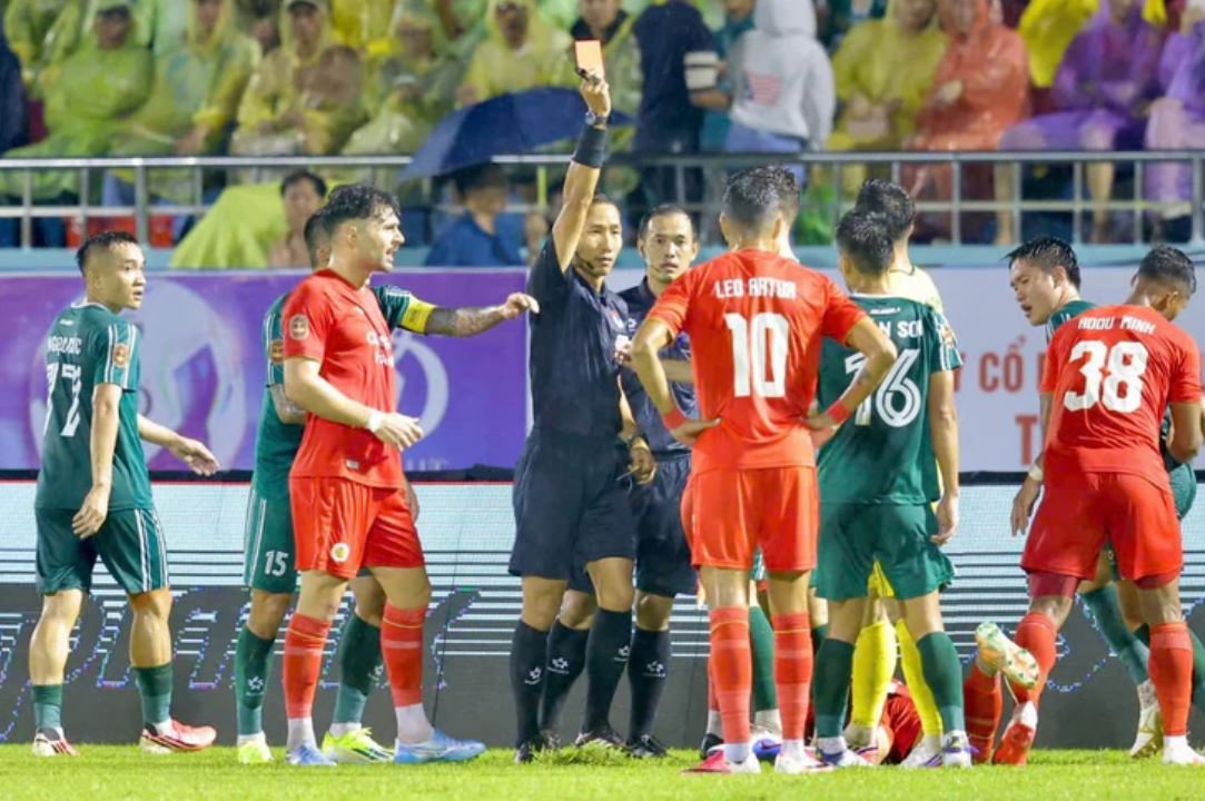Defender Le Van Son receives a red card after fouling Dinh Bac in the match between Dong Nai and Hanoi Police in round 3 of V.League 2026-2027. Photo: VPF