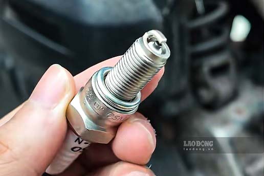 Motorcycle spark plugs may still look quite good after a long period of use, but the ignition capability has decreased, making periodic inspection very necessary. Photo taken on September 22nd: Cat Tien
