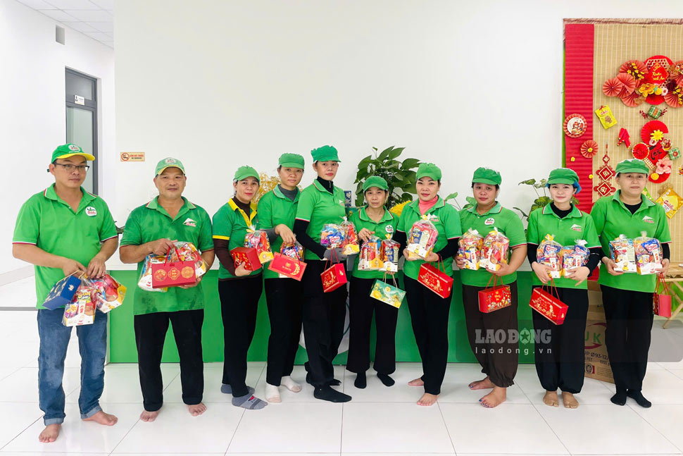Union members and workers of the grassroots Trade Union of IPP Sachi Co., Ltd. receive Mid-Autumn Festival gifts (photo taken on September 21st). Photo: Huy Trang