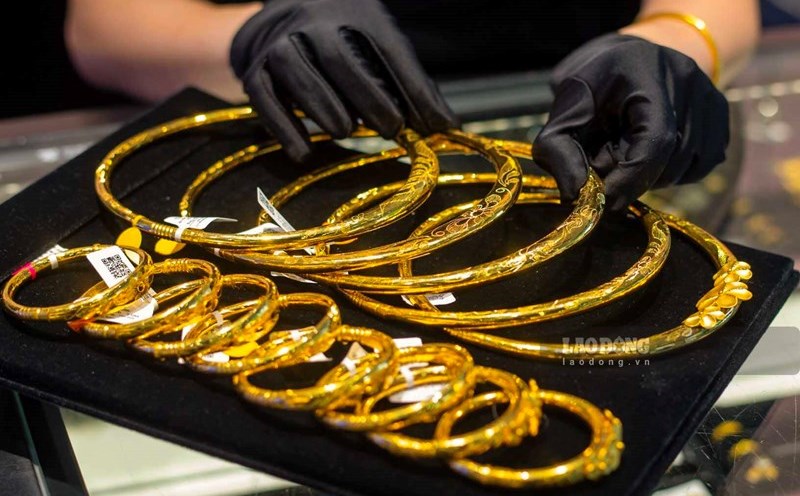 World gold prices slightly decreased in the morning session of September 22nd after a sharp decrease in the previous session, while cash flow into ETF funds continued to increase. Photo: Phan Anh