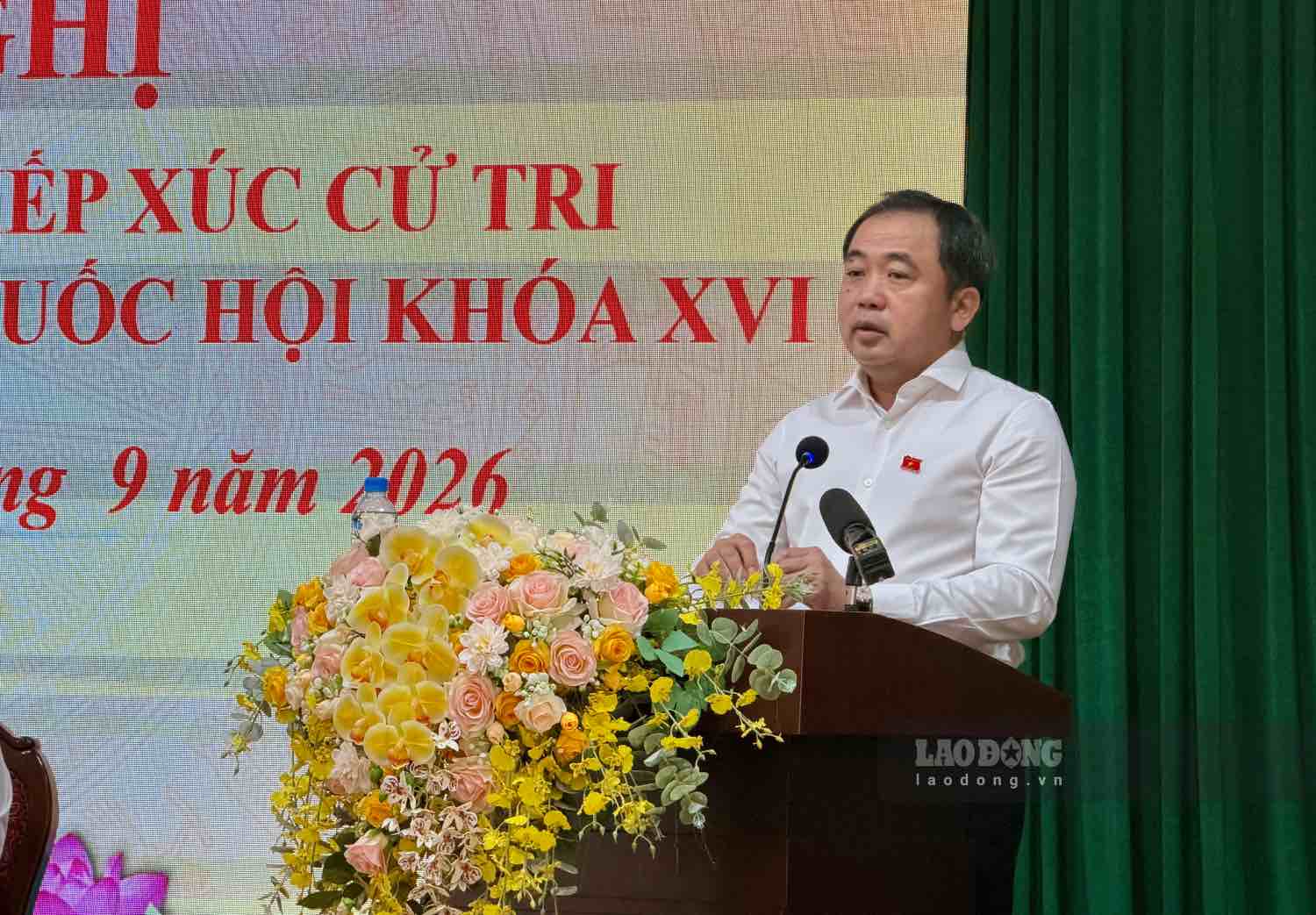 Le membre du Bureau politique, secrétaire du Comité municipal du Parti, chef de la délégation de l'Assemblée nationale de la ville de Hanoï, Trần Đức Thắng, s'exprime lors de la rencontre avec les électeurs. Photo: Hoài Anh
