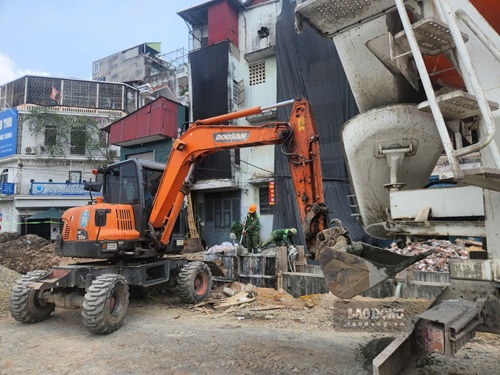 Máy móc và nhân lực thi công dự án đường Tam Trinh mở rộng. Ảnh: Minh Hạnh chụp ngày 21.9.2026