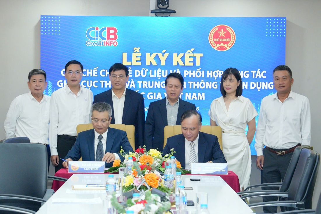 Representatives of CIC and the Tax Department sign the Data Sharing Regulation. Photo: CIC