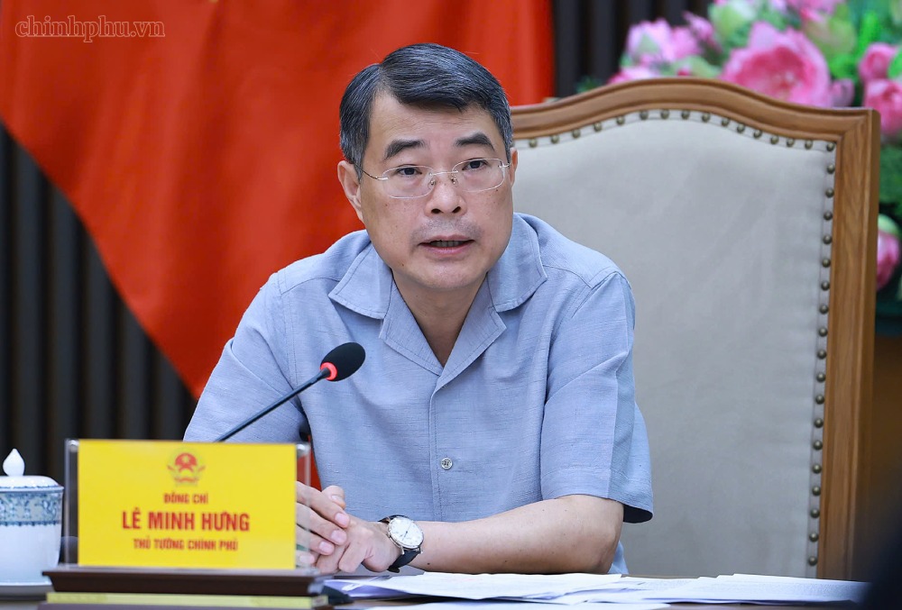 Politburo Member, Prime Minister Le Minh Hung chaired a meeting to review the situation of deployment and promotion of disbursement of key projects in the transport sector. Photo: chinhphu. vn
