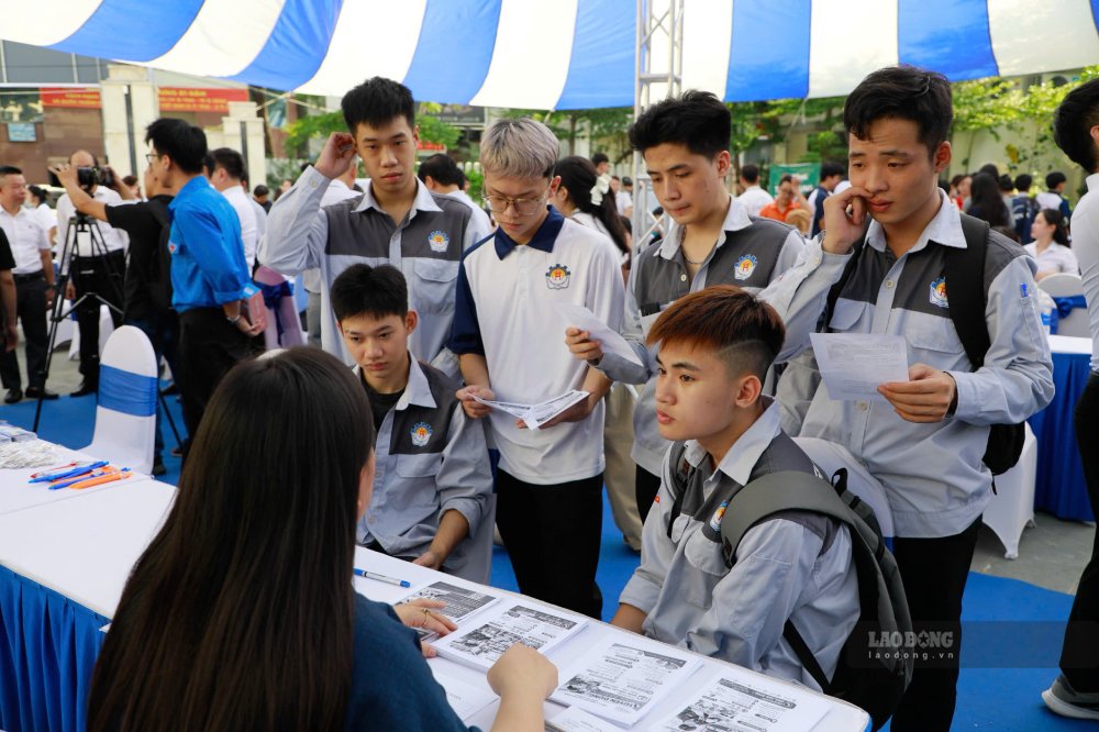 Businesses directly recruit workers at the job transaction session on September 20. Photo: Quynh Chi