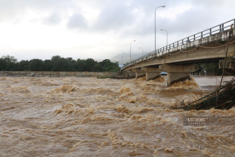 Functional agencies have just issued warnings that some rivers may experience floods. Photo: Phuong Linh