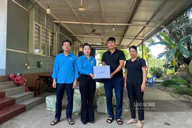 From simple Mid-Autumn gifts, Nghia Lo Ward Trade Union sends concern and sharing to union members and workers. Photo: Vuong Anh