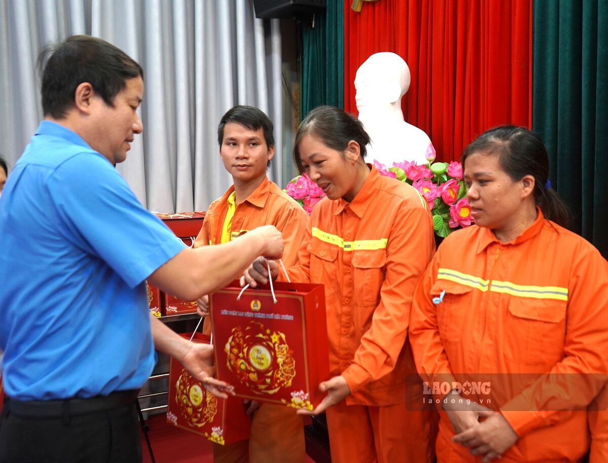 Hai Phong City Labor Federation donates 18,000 Mid-Autumn gifts to children of union members and workers. Photo: Mai Dung