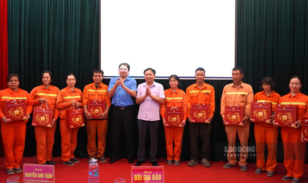 Chủ tịch LĐLĐ TP Hải Phòng trao quà Trung thu tại Công ty Công viên cây xanh Hải Phòng. Ảnh: Mai Dung