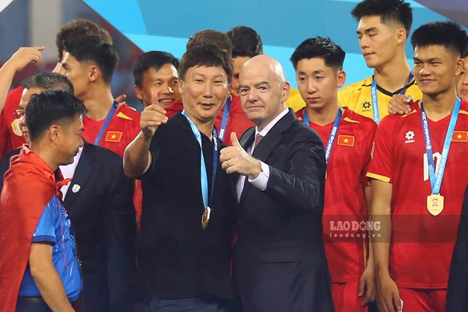 FIFA President Gianni Infantino congratulates the Vietnamese team after the home team successfully defended the ASEAN Cup 2026 championship. Photo: Thanh Vu