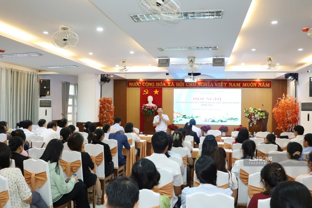 On September 22, the Department of Home Affairs of Khanh Hoa guided the implementation of policies related to occupational accident insurance for businesses. Photo: Phuong Linh