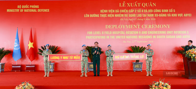 Thượng tướng Nguyễn Trường Thắng - Thứ trưởng Bộ Quốc phòng - trao biểu tượng “Mở đường thắng lợi”, “Lương y như từ mẫu” cho 2 đơn vị. Ảnh: Hải Nguyễn