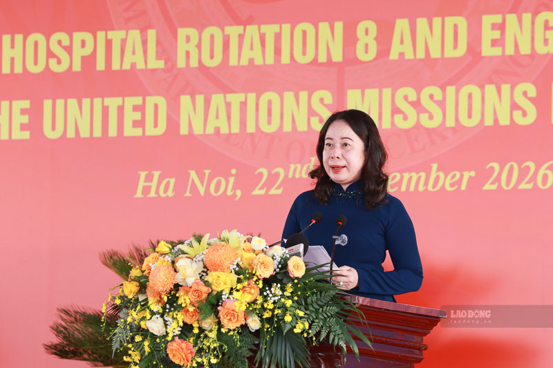 Secretary of the Party Central Committee, Vice President Vo Thi Anh Xuan emphasized the requirement that Level 2 Field Hospital No. 8 and Engineering Team No. 5 continue to contribute to embellishing the image of Vietnamese green berets soldiers. Photo: Hai Nguyen