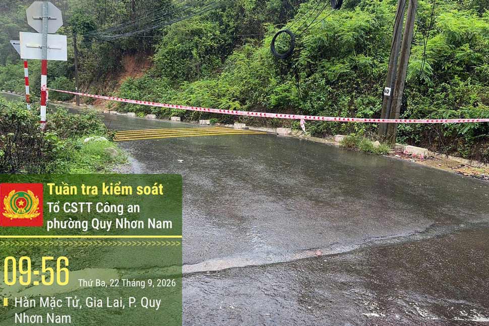 Lực lượng chức năng phong tỏa tuyến đường xảy ra sạt lở (chụp ngày 22.9). Ảnh: Phường Quy Nhơn Nam